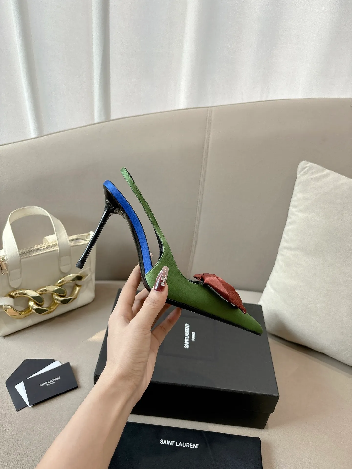 👟👟Ex-factory price 680👟👟 Saint Laurent ysl 25ss/autumn and winter ready-to-wear flower series catwalk style high heels. The toe and contrasting color design make the final effect quite impressive. The different colors are also very beautiful. Straight heels, curved heels, with flowers, and without flowers can be selected. Only YSL understands women’s hearts best and does not accept refutation. It is a super invincible feminine artifact, a must-have for women (z-brand full-body customization, own molded hardware accessories, perfect consistency) ✔ Upper: imported cow patent leather ✔ Inner lining: imported 🐑 goat leather ✔ Sole: imported genuine leather outsole ✔ Heel height: 10.5cm ✔ Size: 36-39 (40, 41, 42 can be customized and non-returnable) Flower style (full set of packaging)
